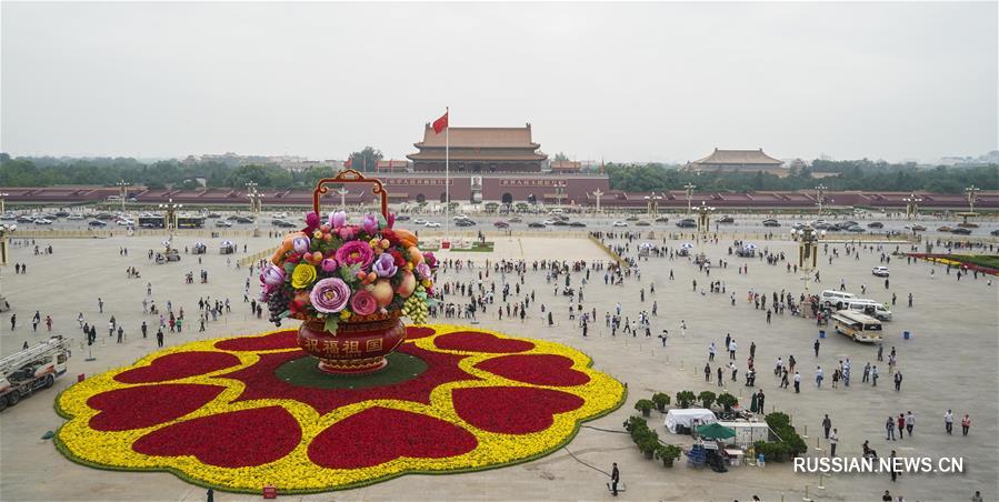 На площади Тяньаньмэнь закончено оформление гигантской плодово-цветочной корзины
