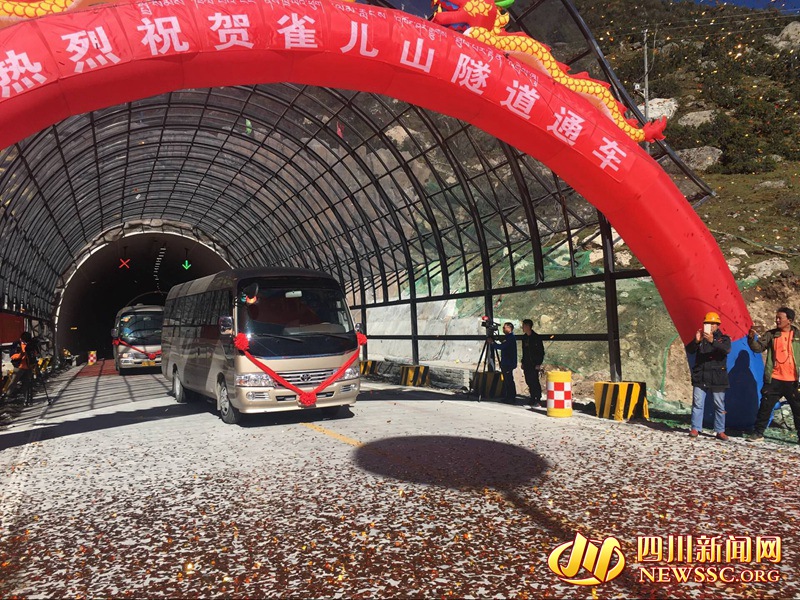 В юго-западном Китае официально открылся самый протяженный и высокий в мире автомобильный тоннель 
