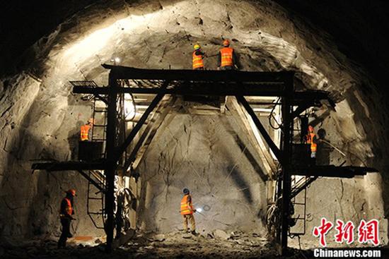 В юго-западном Китае официально открылся самый протяженный и высокий в мире автомобильный тоннель 