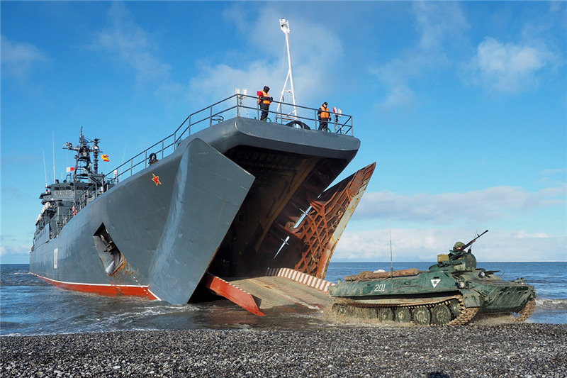 Российская армия провела десантые учения на Северном полюсе