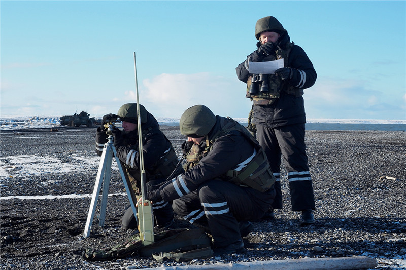 Российская армия провела десантые учения на Северном полюсе