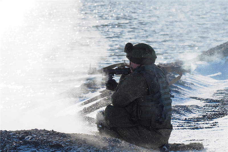 Российская армия провела десантые учения на Северном полюсе