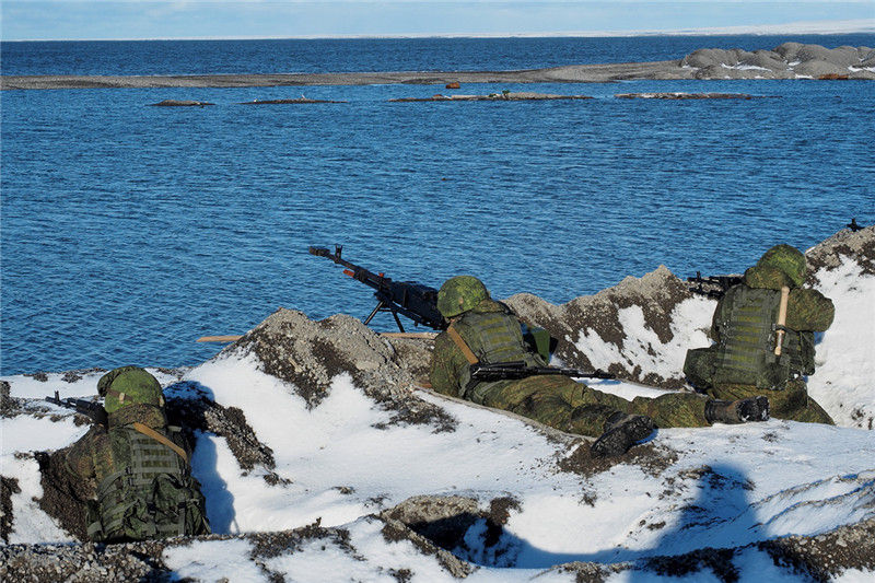 Российская армия провела десантые учения на Северном полюсе