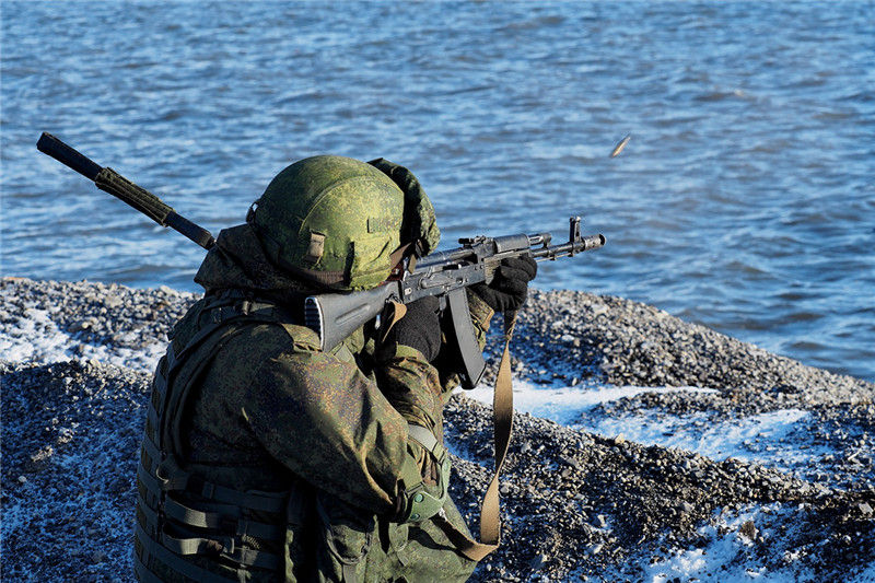 Российская армия провела десантые учения на Северном полюсе