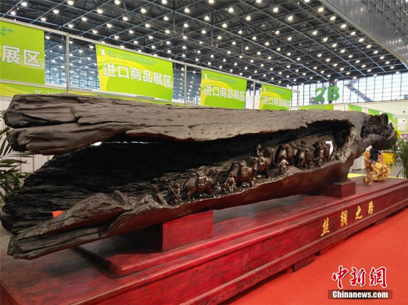В городе Чжэнчжоу появилась 10-тонная гравюра с изображением "Шелкового пути" 