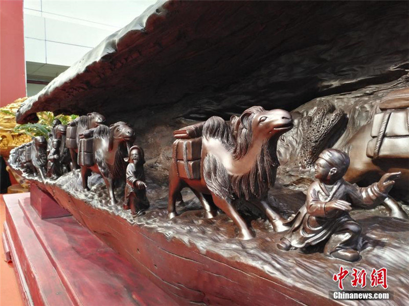 В городе Чжэнчжоу появилась 10-тонная гравюра с изображением "Шелкового пути" 
