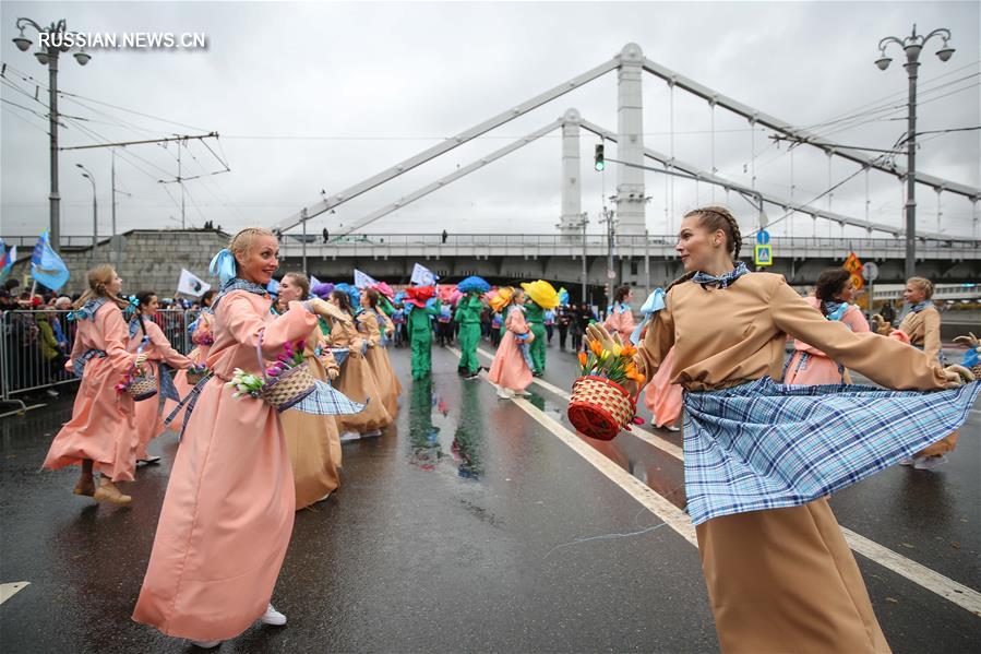 Парад-карнавал в Москве в честь открытия 19-го Всемирного фестиваля молодежи и студентов