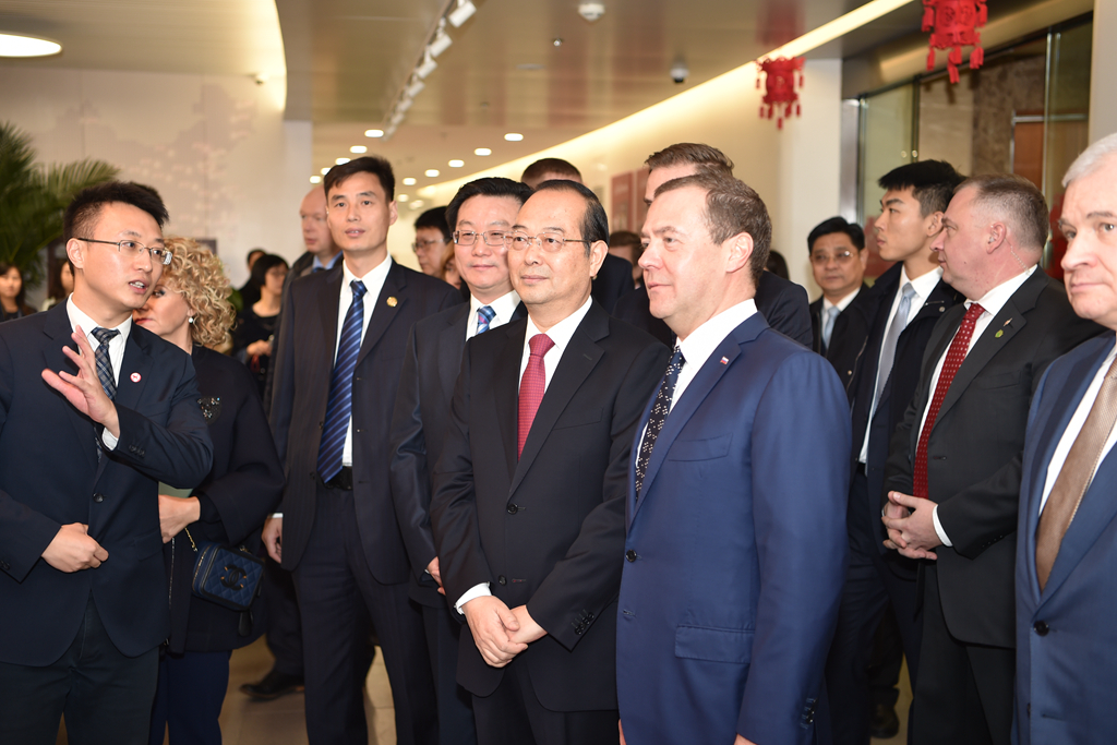 В редакции сайта «Жэньминьван» состоялась трансляция онлайн-диалога главы российского правительства Д.А. Медведева с китайскими интернет-пользователями