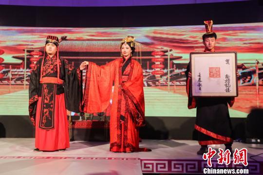 В китайском городе Циндао состоялись торжественные китайские свадебные церемонии