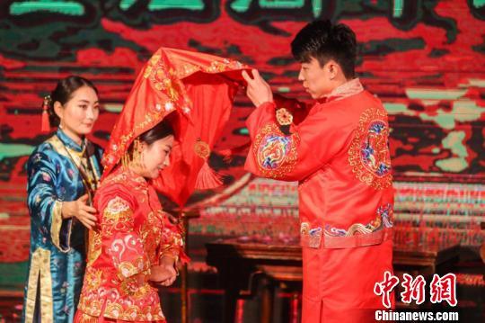 В китайском городе Циндао состоялись торжественные китайские свадебные церемонии
