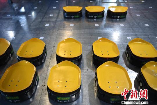 Почта Китая внедряет роботов для сортировки посылок в день шопинга