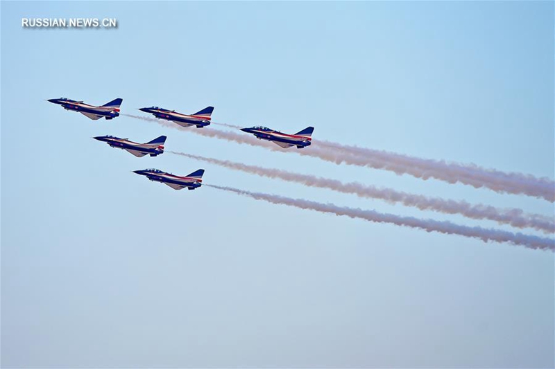 Китайская пилотажная группа "Ба И" выступила на авиашоу в Дубае