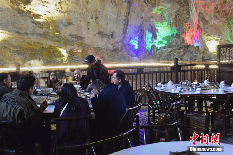 Карстовый ресторан появился в Чжанцзяцзе
