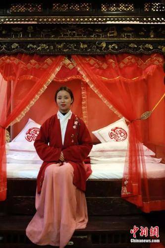 Китаец собрал более 300 древних китайских кроватей