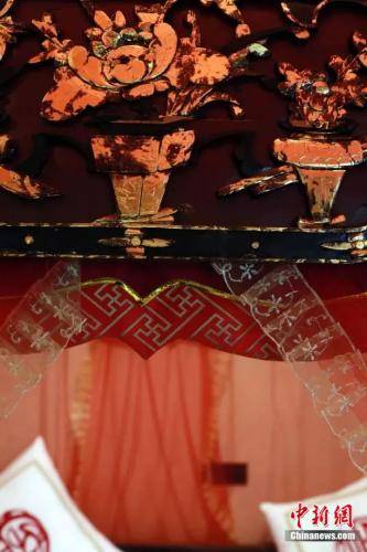 Китаец собрал более 300 древних китайских кроватей