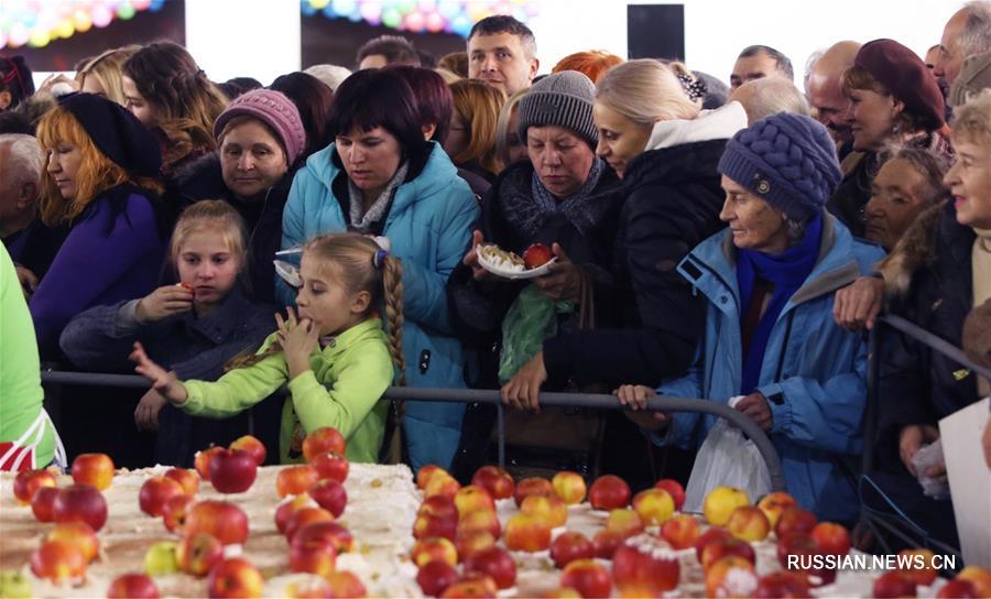 В Киеве испекли рекордно большой вегетарианский торт