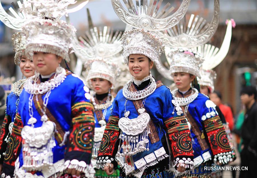 Торжественное шествие по случаю мяоского праздника Цзию в уезде Даньчжай