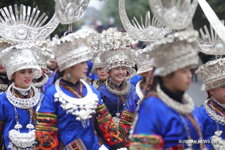 Торжественное шествие по случаю мяоского праздника Цзию в уезде Даньчжай