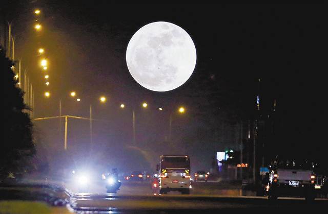 Полная луна над столицей Мьянмы Нейпьидо 3 декабря.