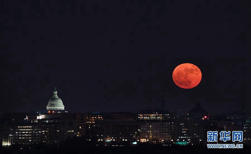 Полная луна за зданием Капитолия в Вашингтоне 3 декабря.