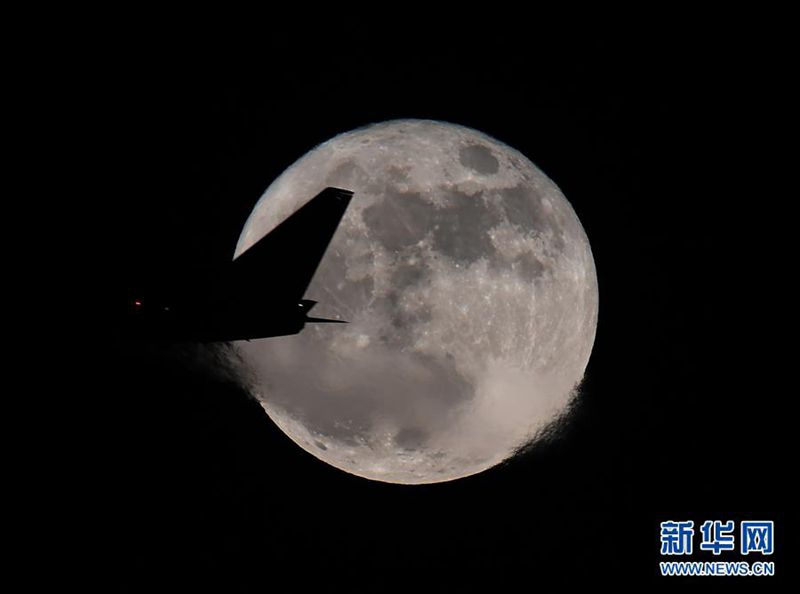 Самолет пролетел перед полной луной 3 декабря над Вашингтоном.