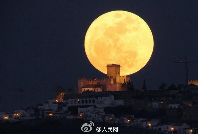 Полная луна над озером Дяньчи в городе Куньмин провинции Юньнань на Юго-Западе Китая 3 декабря.