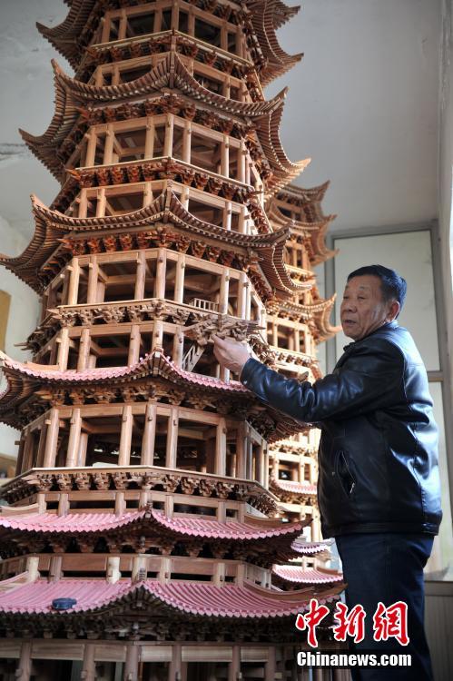 Житель провинции Хэбэй создал миниатюры древних китайских сооружений