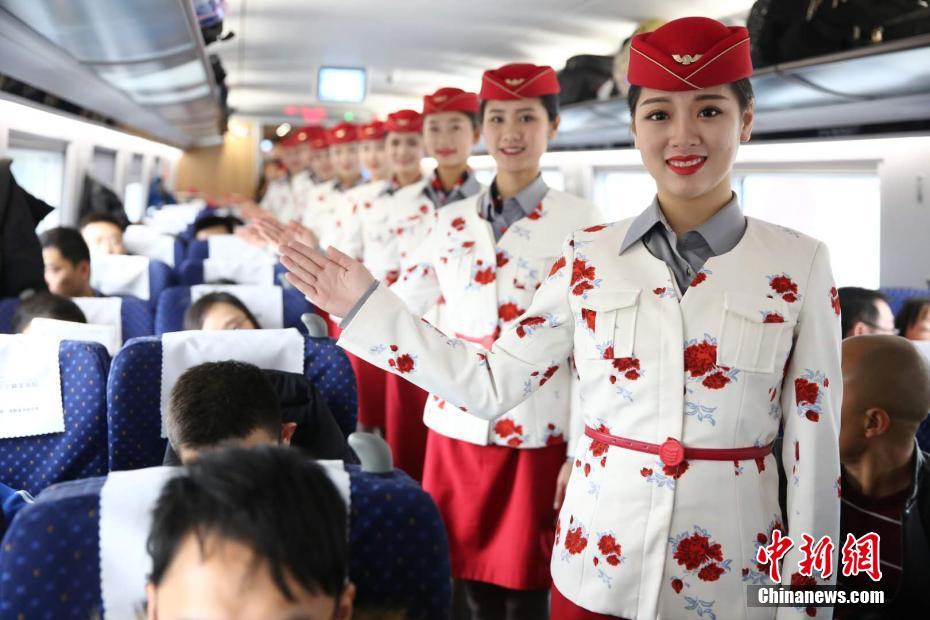 Проводники в национальных костюмах обслуживают экспресс-поезд Сиань - Чэнду 