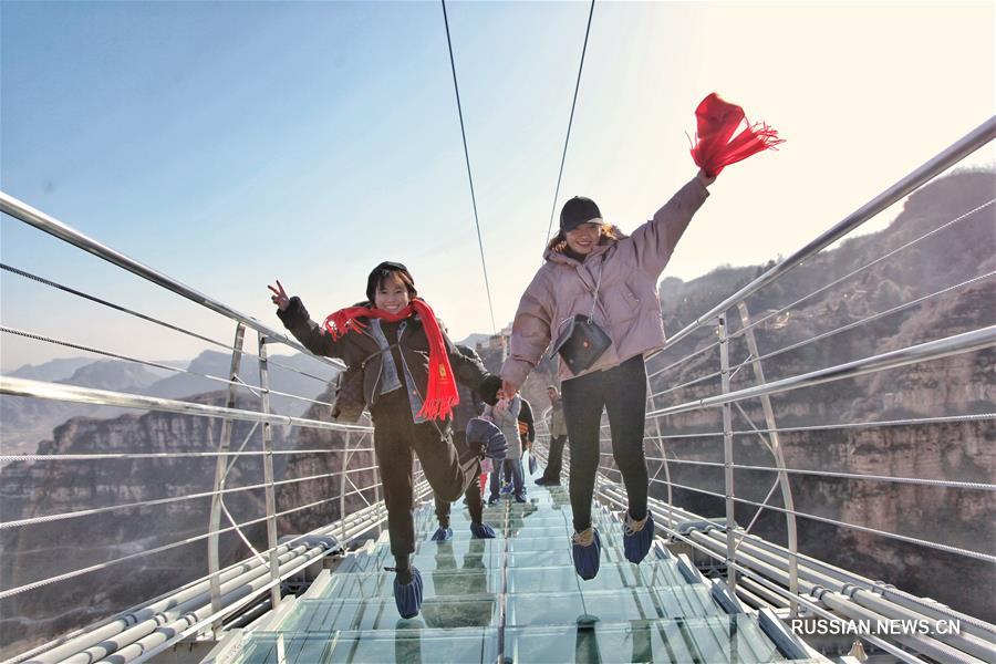 Новый стеклянный мост открылся для посетителей в уезде Пиншань