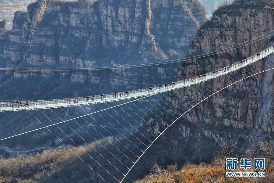 Стеклянный мост 488 м длиной открылся в провинции Хэбэй