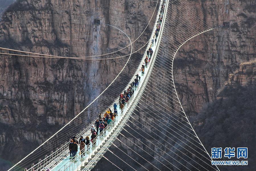 Стеклянный мост 488 м длиной открылся в провинции Хэбэй