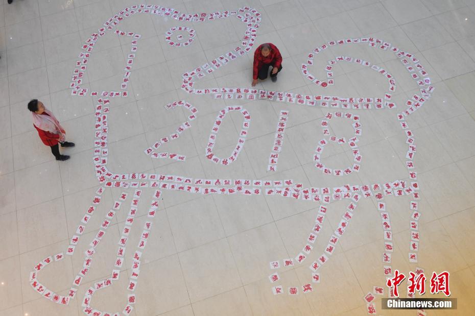 Житель города Цзинань вырезал 2018 фигур собак из бумаги