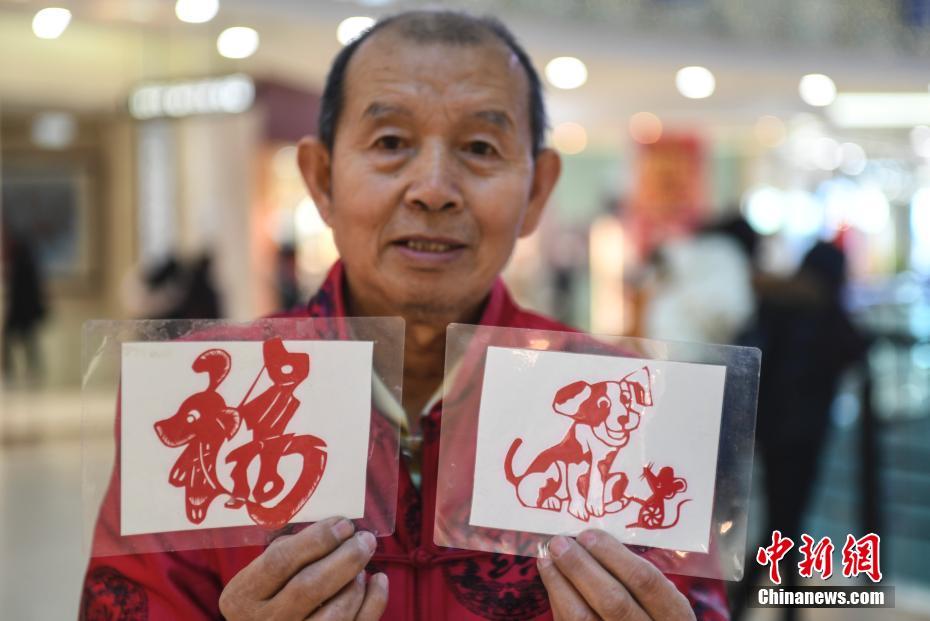 Житель города Цзинань вырезал 2018 фигур собак из бумаги