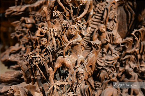 Более 600 мастеров вырезали из эбенового дерева 5-тысячелетнюю историю Китая