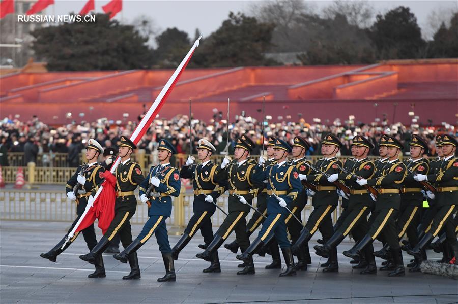 Церемония поднятия государственного флага на площади Тяньаньмэнь впервые проведена НОАК