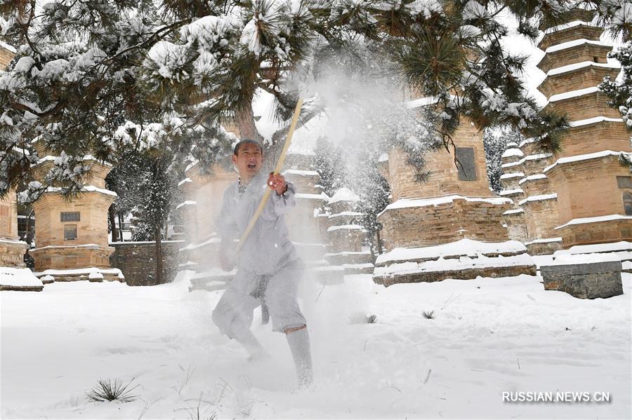 Шаолиньские монахи занимаются ушу прямо на снегу
