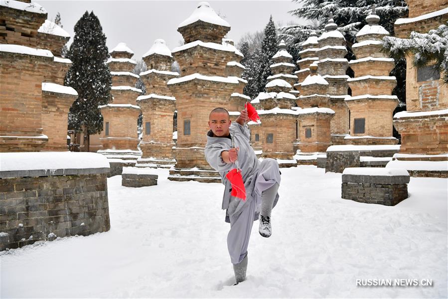 Шаолиньские монахи занимаются ушу прямо на снегу