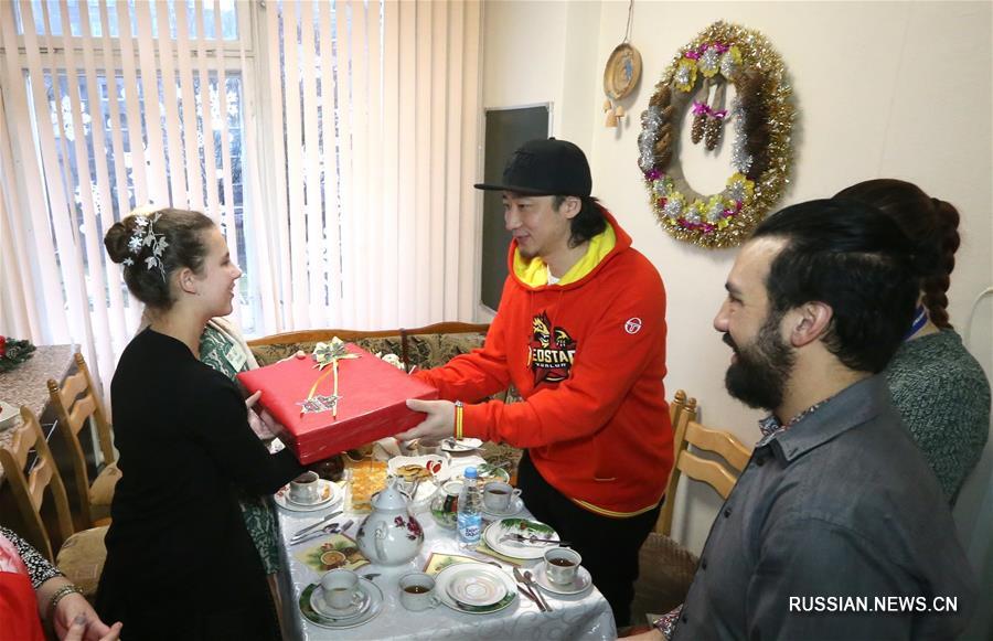 Хоккеисты из сборной Китая приняли участие в благотворительной акции в Минске