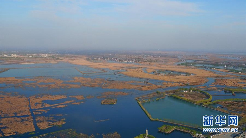 На фото - озеро Байяндянь в уезде Аньсинь провинции Хэбэй с высоты птичьего полета. Фотограф - Ван Сяо новостного сайта ИА “Синьхуа”.