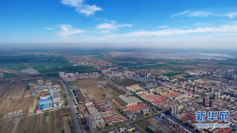 На фото - уезд Аньсинь провинции Хэбэй. Общая площадь Аньсиня составляет 738,6 кв. км. Расстояние до Пекина - 162 км. Фото сделано с дрона. Фотограф - Ян Шияо новостного сайта ИА “Синьхуа”.