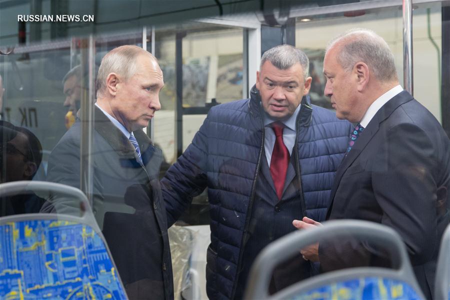 Президент России В.Путин посетил вагоностроительный завод в Твери