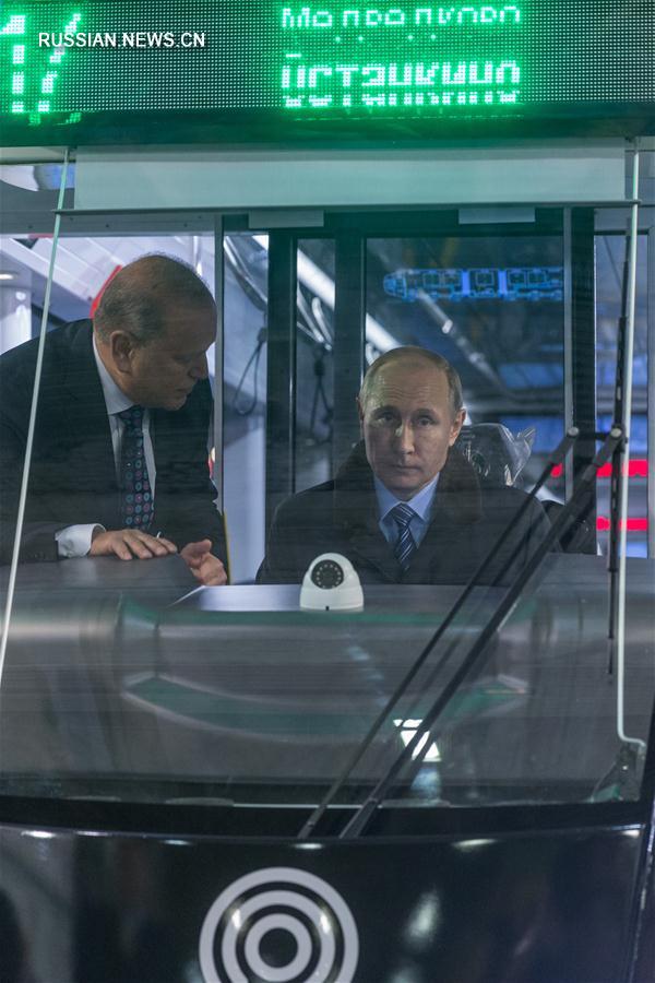 Президент России В.Путин посетил вагоностроительный завод в Твери