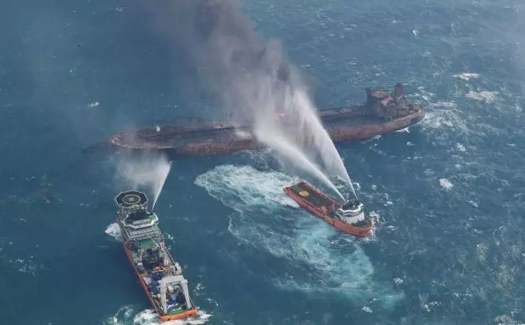 Китайские спасательные суда двигаются по направлению к панамского танкера для тушения пожара