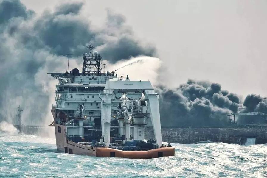 Китайские спасательные суда двигаются по направлению к панамского танкера для тушения пожара
