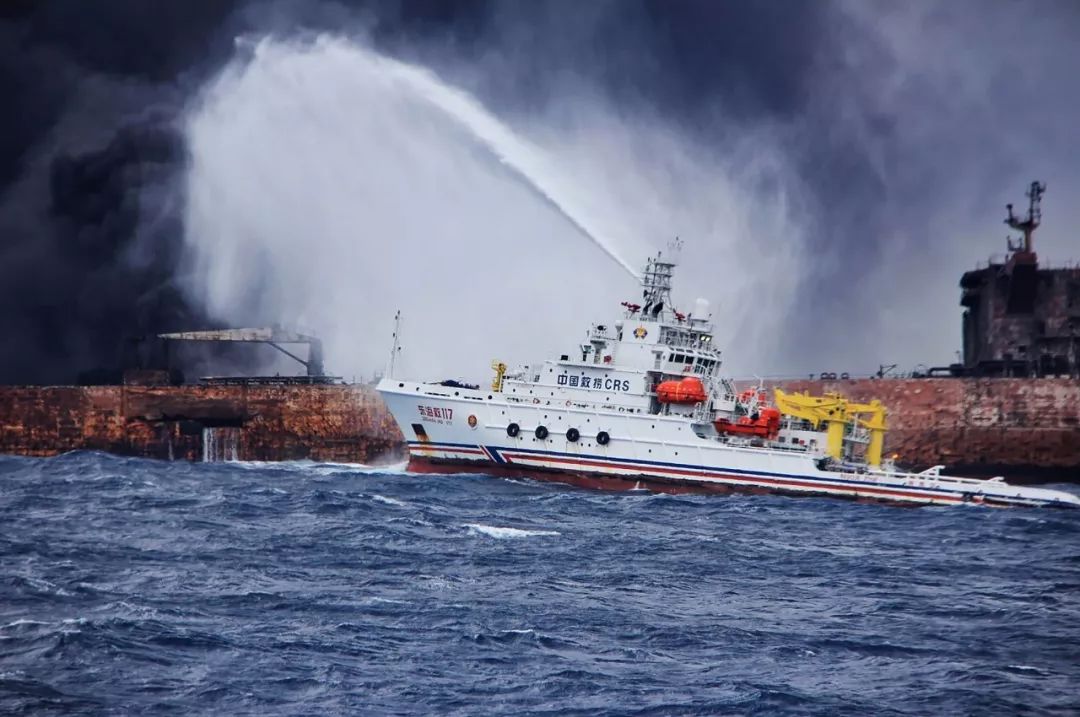 На танкере "SANCHI" в Восточно-Китайском море наблюдается сильная дефлаграция