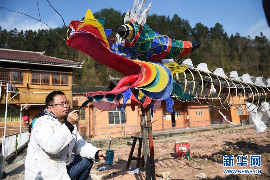 Жители провинции Гуйчжоу сделают бумажного дракона на Праздник весны
