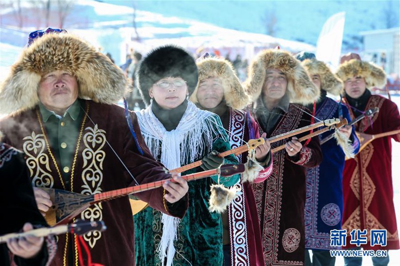 16 января на церемонии окрытия Фестиваля льда и снега в округе Алтай исполнители с дунбурами в руках (музыкальный инструмент)