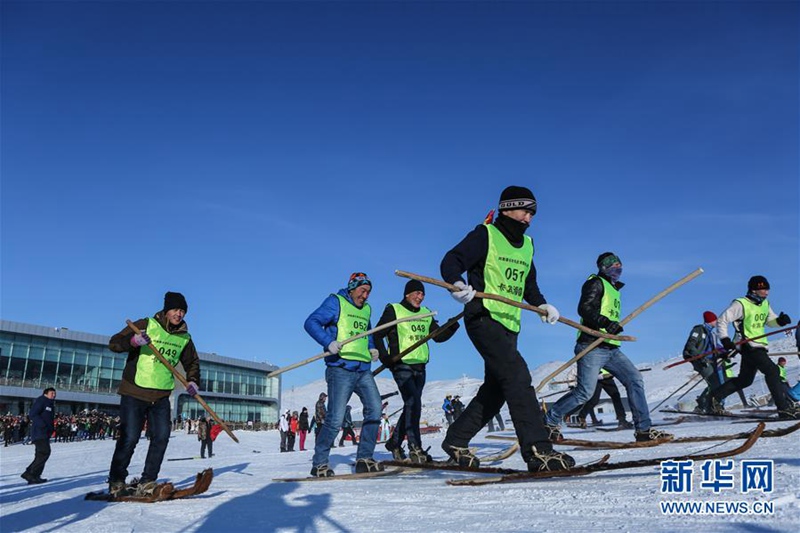 16 января на церемонии окрытия Фестиваля льда и снега в округе Алтай представители разных городов и уездов округа Алтай принимают участие в соревновании по катанию на лыжах, подбитых мехом.