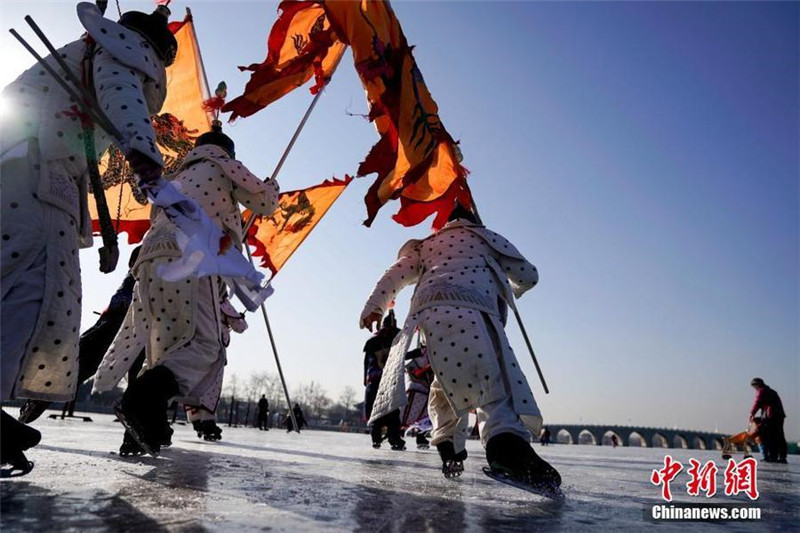 В Пекине состоялось представление по китайскому старинному катанию на коньках