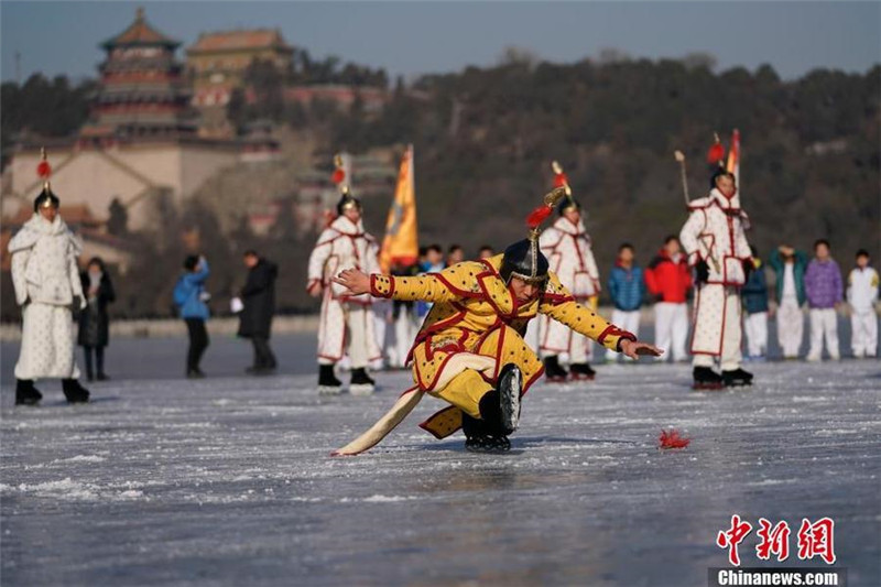 В Пекине состоялось представление по китайскому старинному катанию на коньках